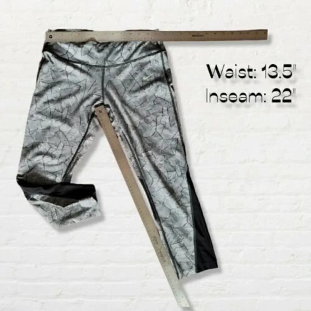 Nike Leggings Dri-Fit Capri Running Leggings Size Med Black and Gray Back Pocket